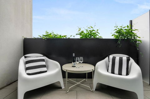 Art Deco - Collingwood Hideaway - Palm Beach Accommodation 2