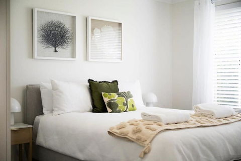 Artful Abode - Duntryleague, Vibrant Decor - Palm Beach Accommodation 1