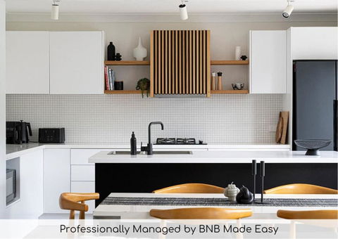 Artful Abode - Duntryleague, Vibrant Decor - Palm Beach Accommodation 0