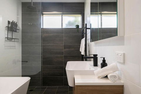 Artful Abode - Duntryleague, Vibrant Decor - Palm Beach Accommodation 2