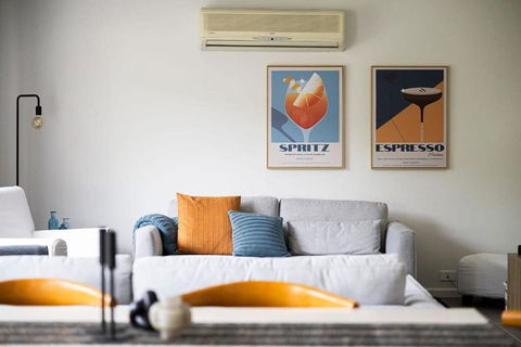 Artful Abode - Duntryleague, Vibrant Decor - Palm Beach Accommodation 3