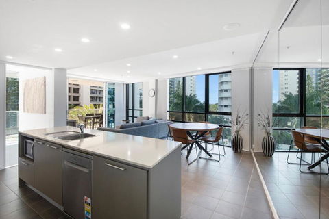 Artique 3 Bedroom Apartment Close To The Beach - CoastHM - Palm Beach Accommodation 2