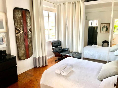Artistic, Spacious And Comfortable 1 Bedroom Apartment - Palm Beach Accommodation 0
