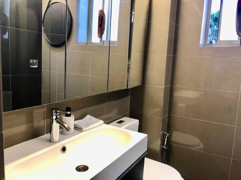 Artistic, Spacious And Comfortable 1 Bedroom Apartment - Palm Beach Accommodation 3