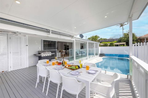 Ash Haven, 19 Ash St - Views, Pool, Air Con, Boat Parking, Wi-Fi - Palm Beach Accommodation 1