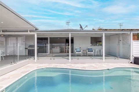 Ash Haven, 19 Ash St - Views, Pool, Air Con, Boat Parking, Wi-Fi - Palm Beach Accommodation 3