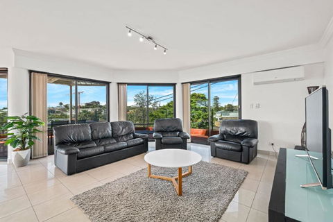 Ash Sienna - Palm Beach Accommodation 3