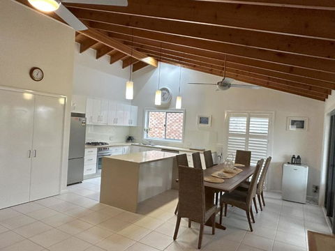 Ashmore - Palm Beach Accommodation 4