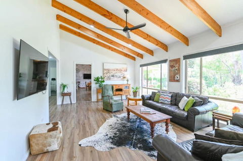Aspen Abode - CBD, Fireplace, BBQ, 3 Smart TVs - Palm Beach Accommodation 1