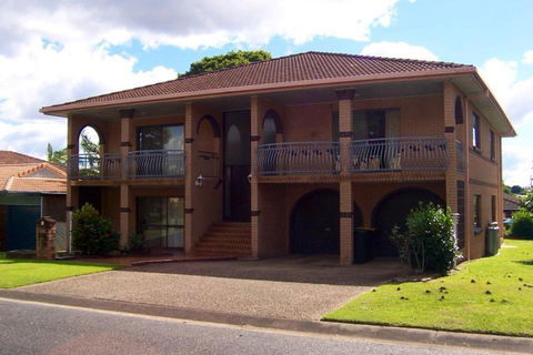 Aspley Bedroom & Share Bathroom With Other Guests - Palm Beach Accommodation 1