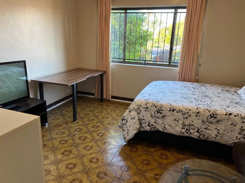 Aspley Bedroom & Share Bathroom With Other Guests - Palm Beach Accommodation 2