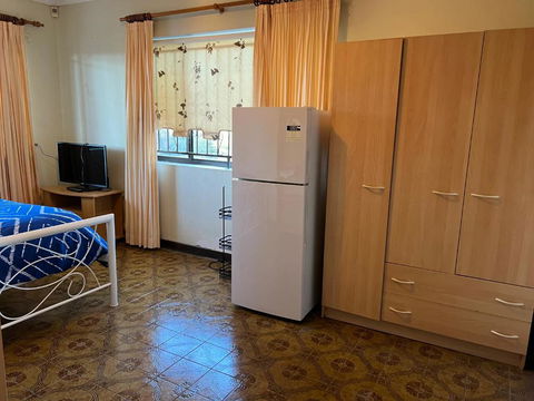 Aspley Bedroom & Share Bathroom With Other Guests - Palm Beach Accommodation 3