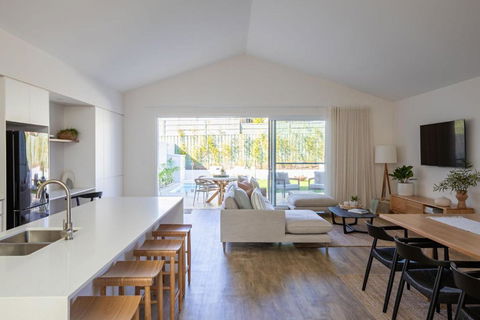 Aster - Palm Beach Accommodation 4
