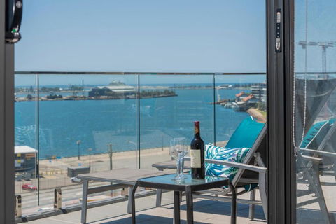 Astra Apartments Newcastle - Palm Beach Accommodation 4