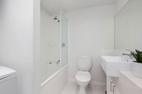 Astral Apartments. Spacious 2 Bed, 2 Bath Apartment In A Great Location. - Palm Beach Accommodation 1