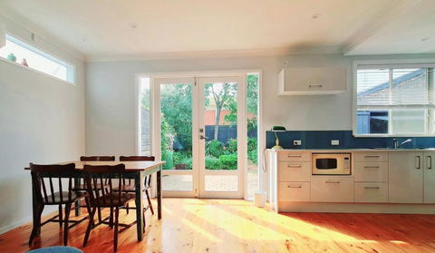 At College Avenue - Palm Beach Accommodation 2