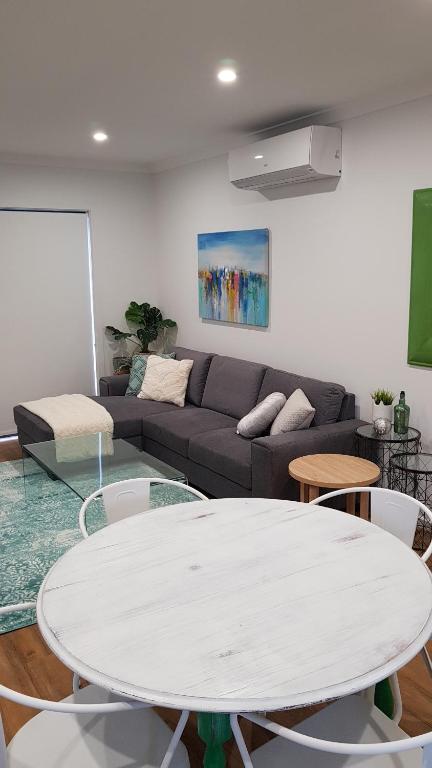 At Home Apartments - Palm Beach Accommodation 4