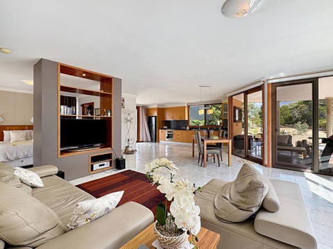Aurora Cottages - Mountain View - Palm Beach Accommodation 0
