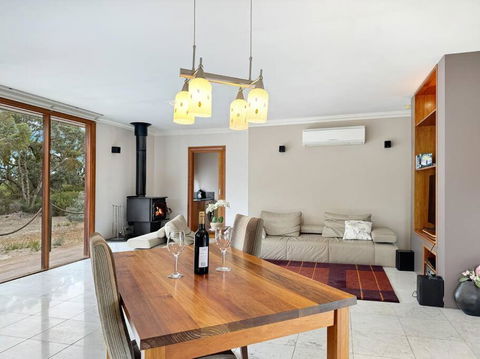 Aurora Cottages - Mountain View - Palm Beach Accommodation 4
