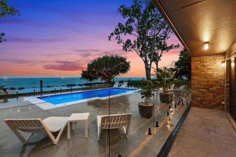 Autumn On The Esplanade - Palm Beach Accommodation 0