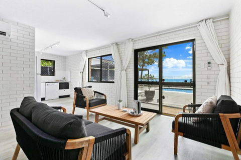 Autumn On The Esplanade - Palm Beach Accommodation 2