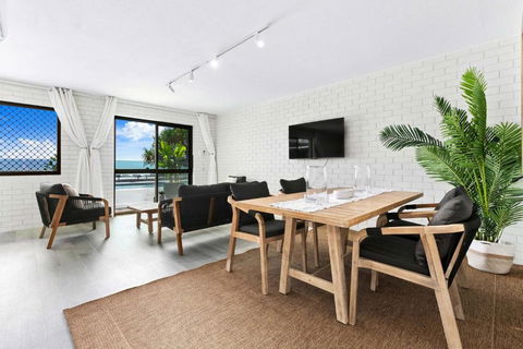 Autumn On The Esplanade - Palm Beach Accommodation 3