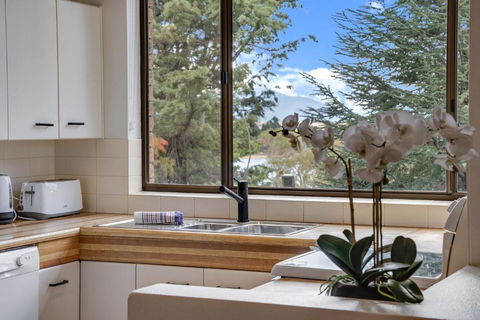 Avalanche 3 - 3BR Apartment L Central Location L Balcony L WiFi - Palm Beach Accommodation 3