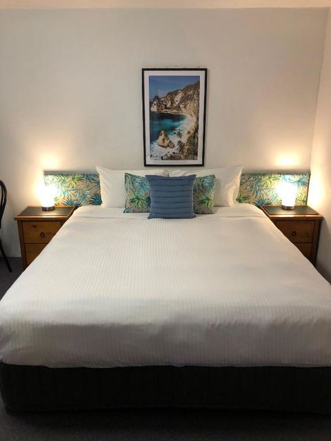 Avaleen Lodge Motor Inn - Palm Beach Accommodation 3