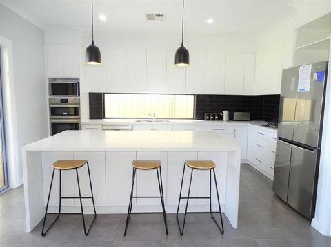 Avella House - Palm Beach Accommodation 1