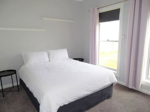 Avella House - Palm Beach Accommodation 3