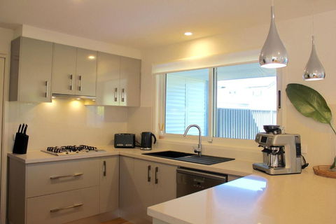 Ayada Villa - Pet Friendly - 1 Min To Beach - Palm Beach Accommodation 4