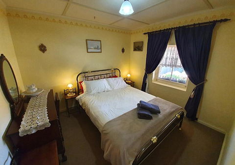 Ayers Burra - Historical 1851 Cottage - Palm Beach Accommodation 1