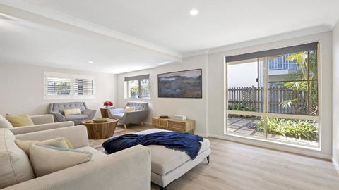 Azure - Palm Beach Accommodation 4