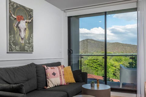 Awesome Brooklyn Inspired Stay - Mt Ainslie View - Palm Beach Accommodation 1