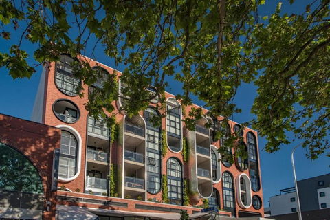 Awesome Brooklyn Inspired Stay - Mt Ainslie View - Palm Beach Accommodation 3