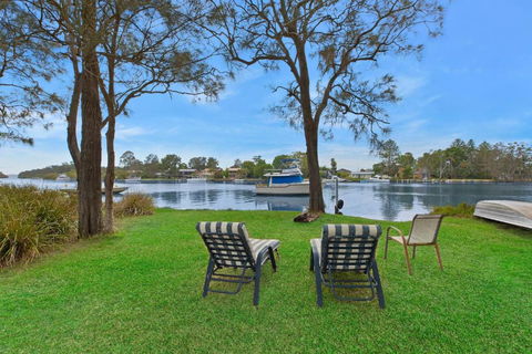 Aqua Adventures Retreat. Waterfront Playground - Palm Beach Accommodation 0