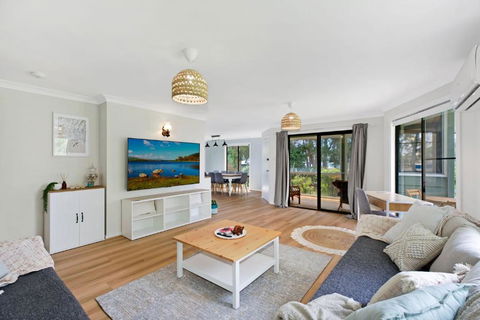 Aqua Adventures Retreat. Waterfront Playground - Palm Beach Accommodation 4