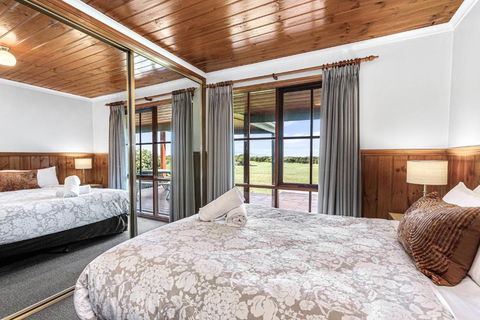 Apollo Bay Cottages- Hopetoun - Palm Beach Accommodation 3