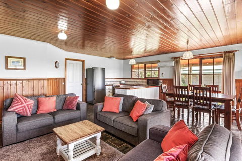 Apollo Bay Cottages- Hopetoun - Palm Beach Accommodation 1
