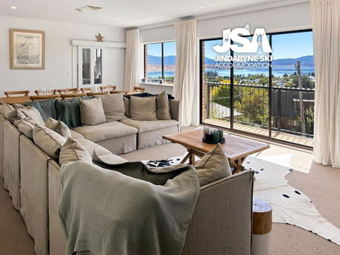 Avalon - Palm Beach Accommodation 0