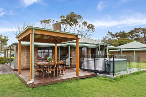 Apollo Bay Cottages- Wild Dog - Palm Beach Accommodation 0