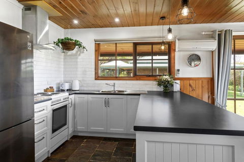 Apollo Bay Cottages- Wild Dog - Palm Beach Accommodation 2