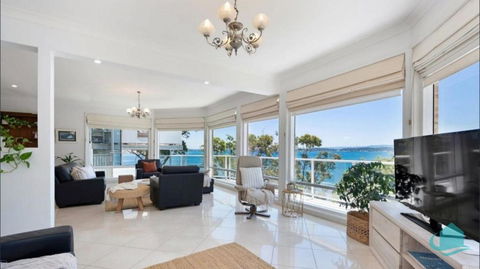 Azure Vista - Palm Beach Accommodation 1