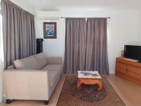 Bee-Haven Cottage - Palm Beach Accommodation 6