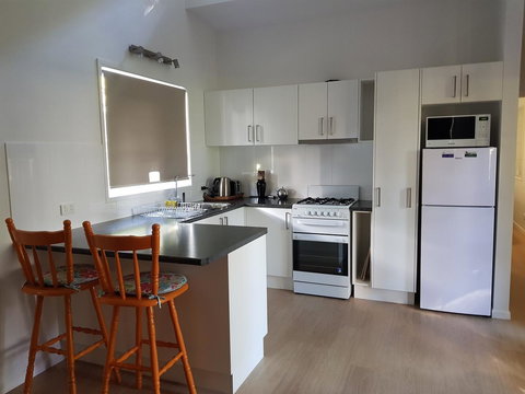 Bee-Haven Cottage - Palm Beach Accommodation 2