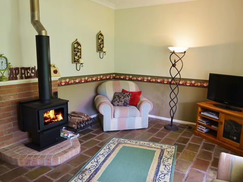 Apple Tree Cottage Montville - Palm Beach Accommodation 4