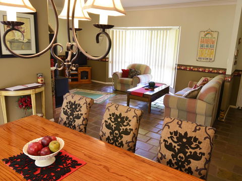 Apple Tree Cottage Montville - Palm Beach Accommodation 5