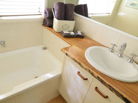 Apple Tree Cottage Montville - Palm Beach Accommodation 10