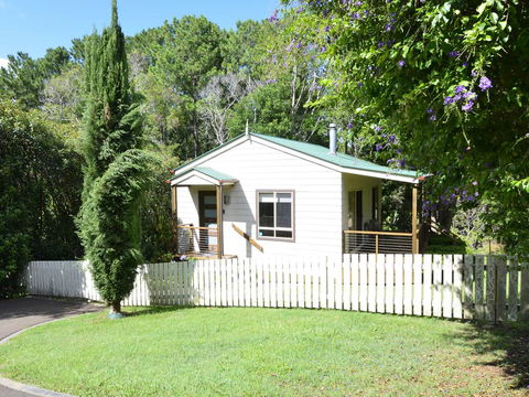 Apple Tree Cottage Montville - Palm Beach Accommodation 2