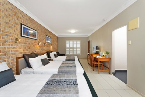 Coopers Colonial Motel - Palm Beach Accommodation 3